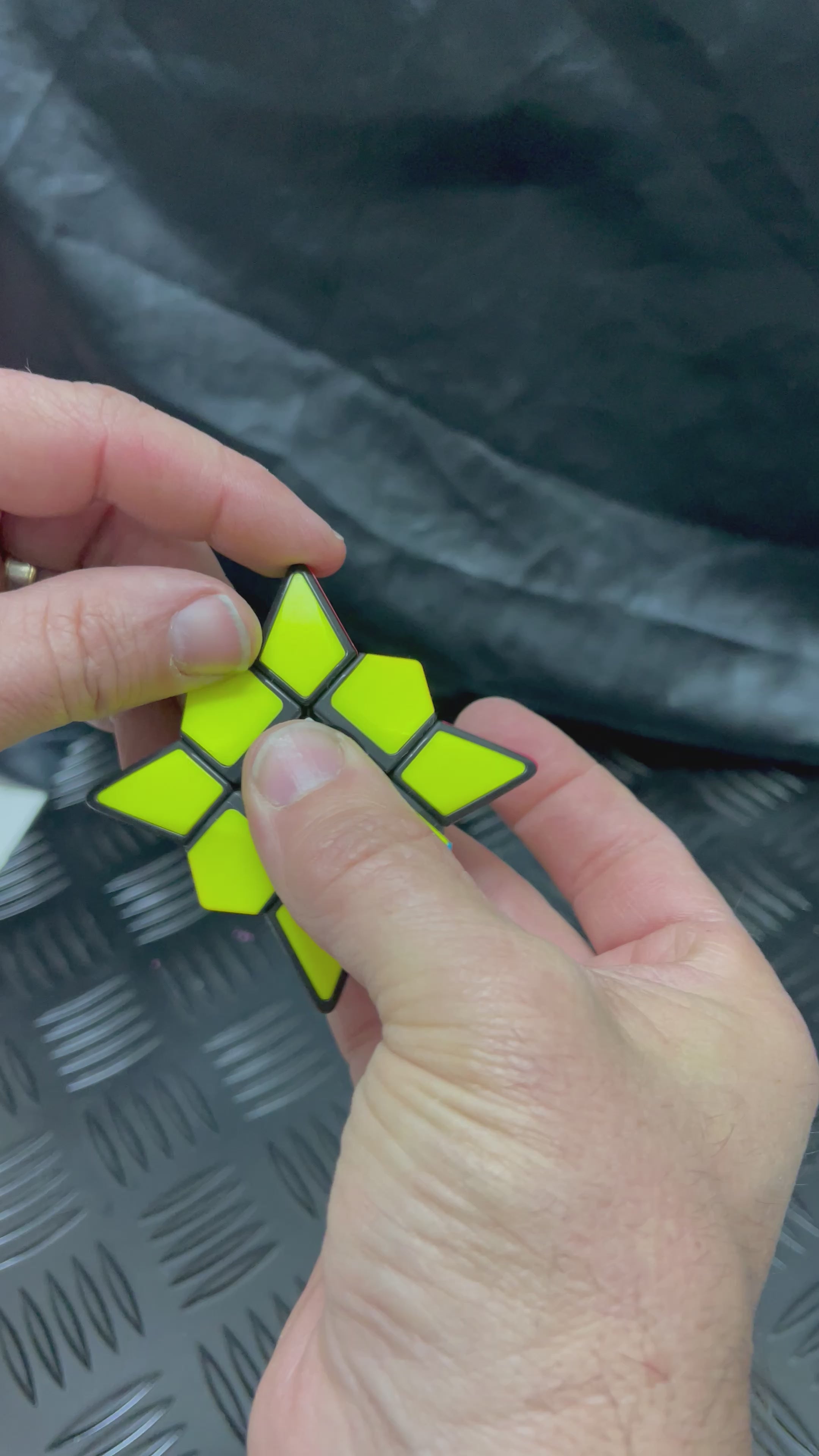 Load video: Yellow &amp; White Cube Spinner