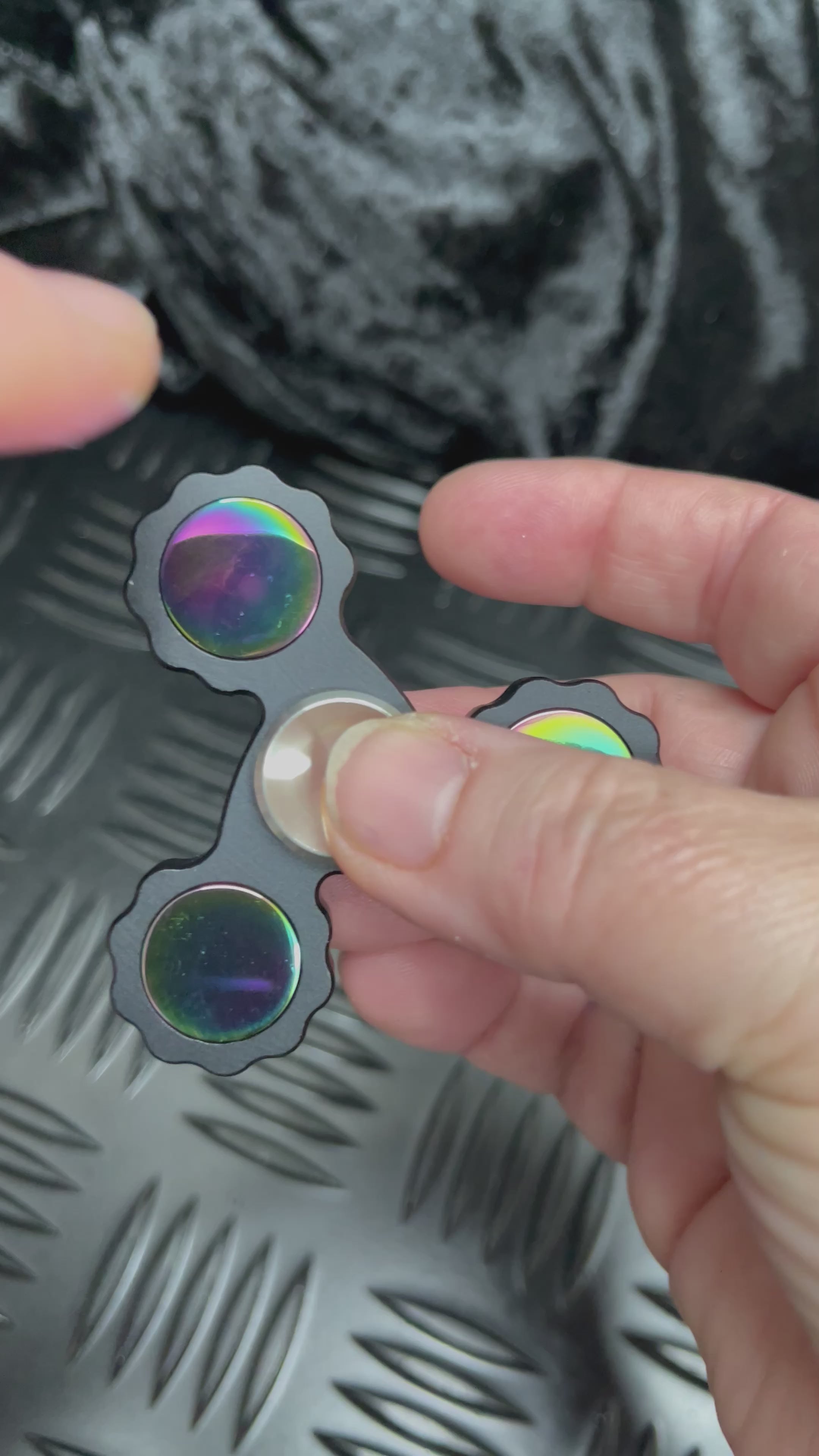 Load video: The Tri Spinner - dual black and oil slick colour
