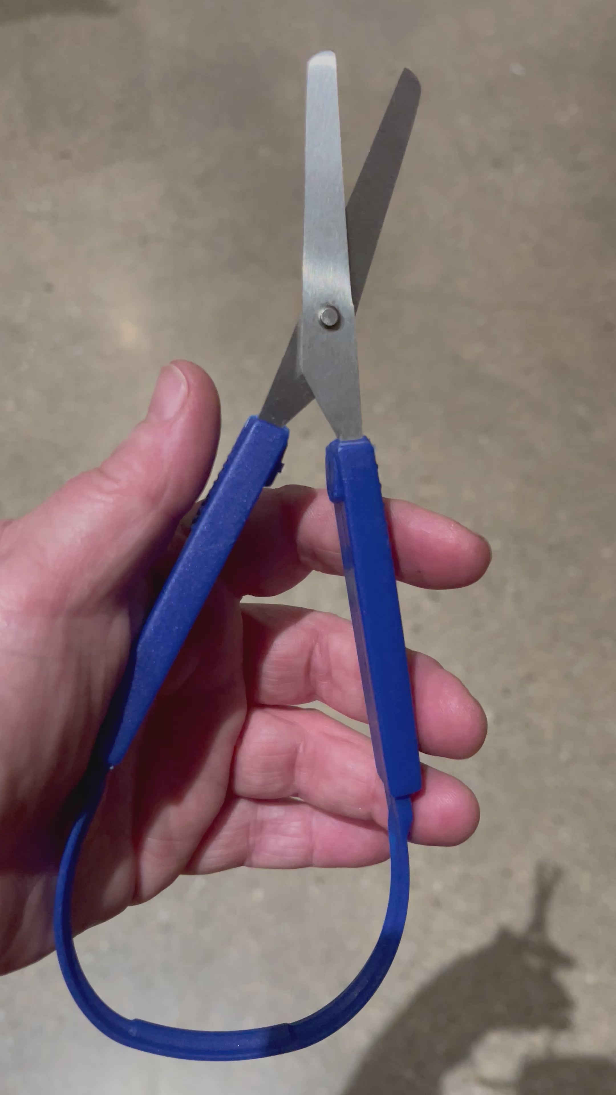 Load video: Easy Grip Self-Opening Scissors
