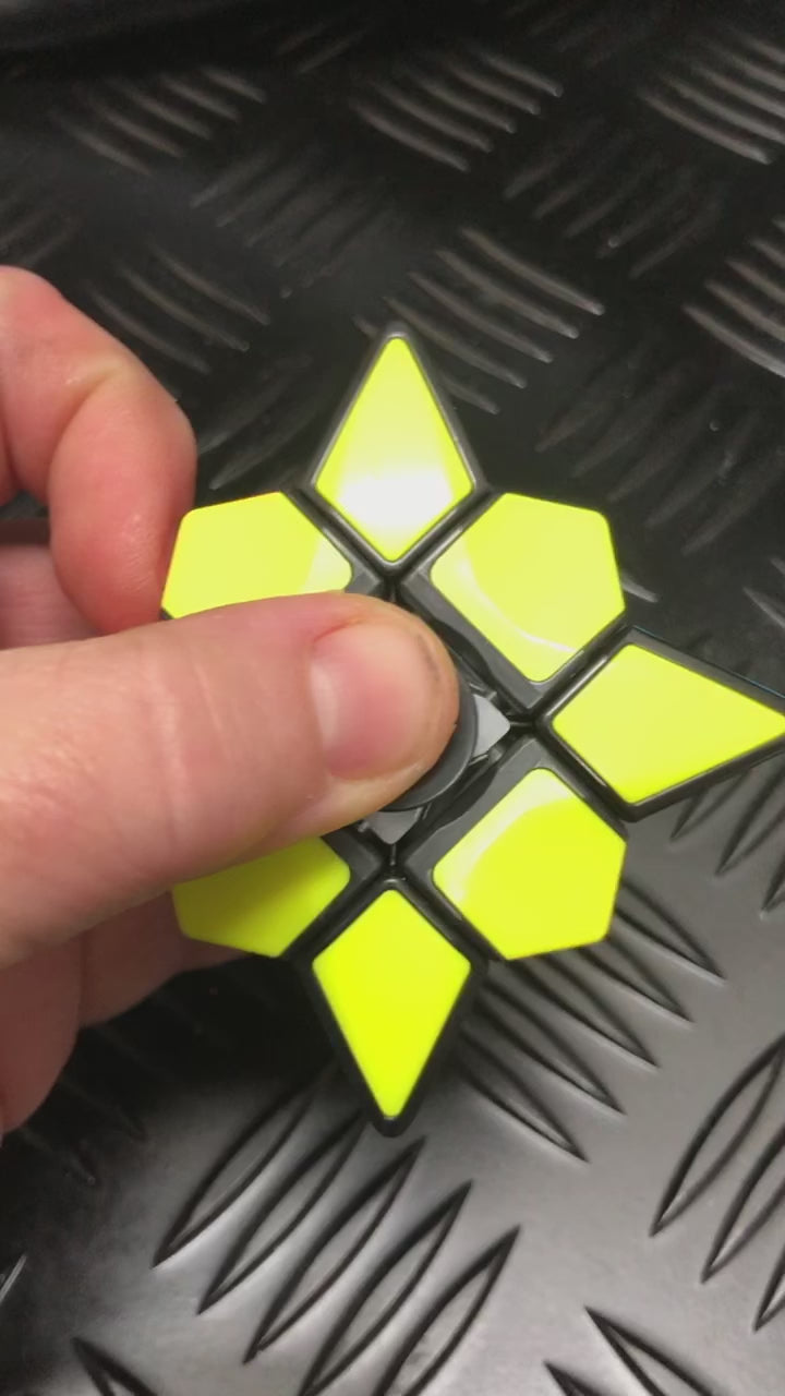 Load video: Yellow &amp; White Cube Spinner