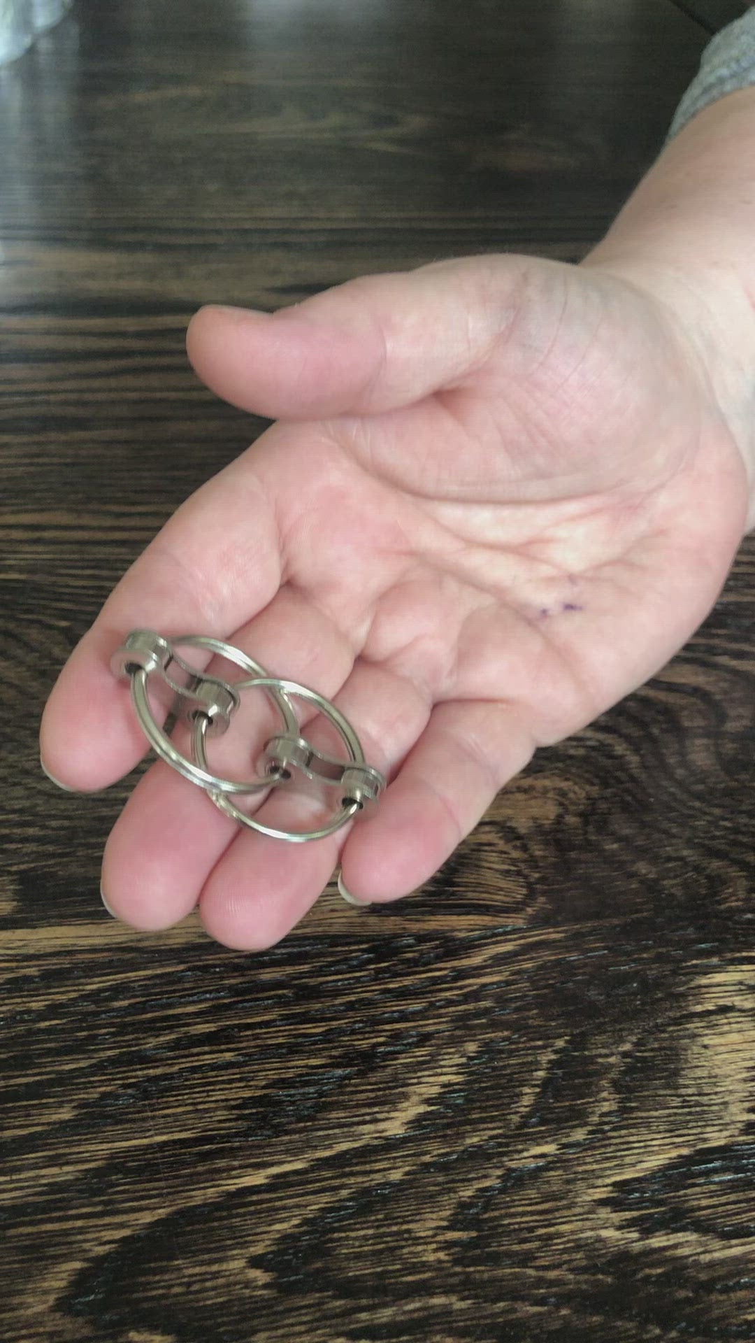 Load video: LOOP Fidget - double link